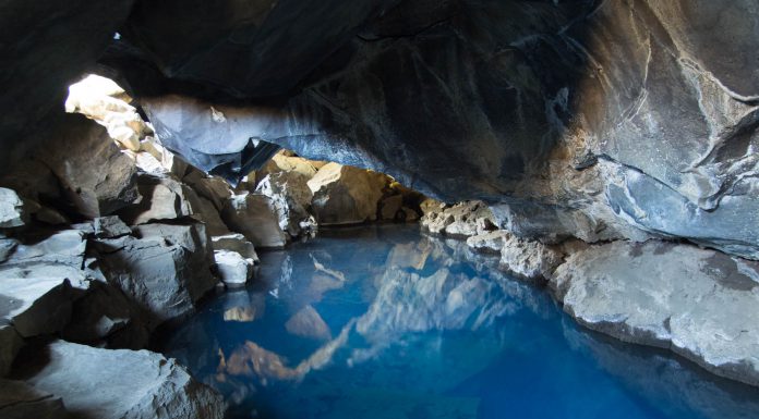 Grotte de Grjotagja - Islande
